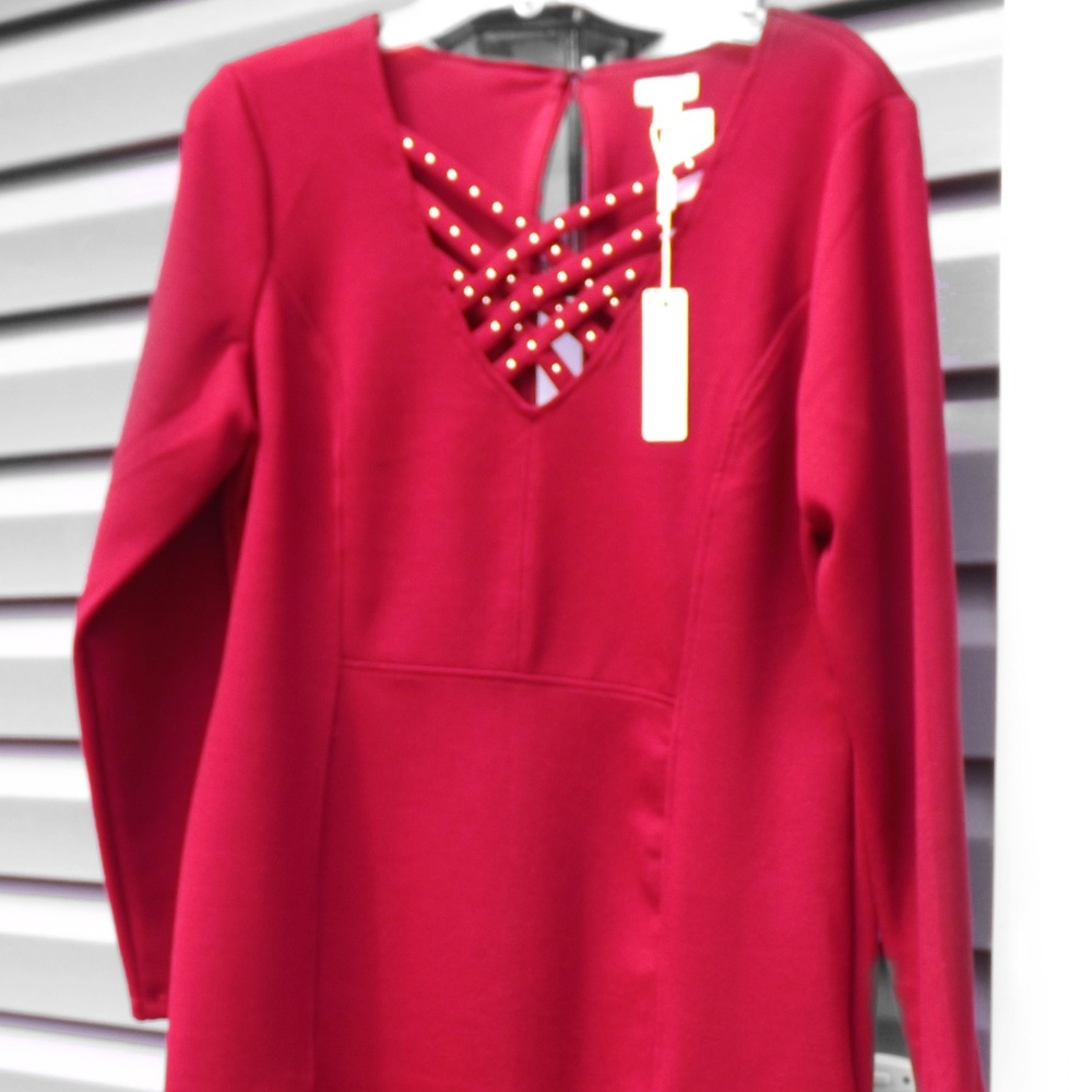 👗NWT👗Maroon body con criss cross front dress